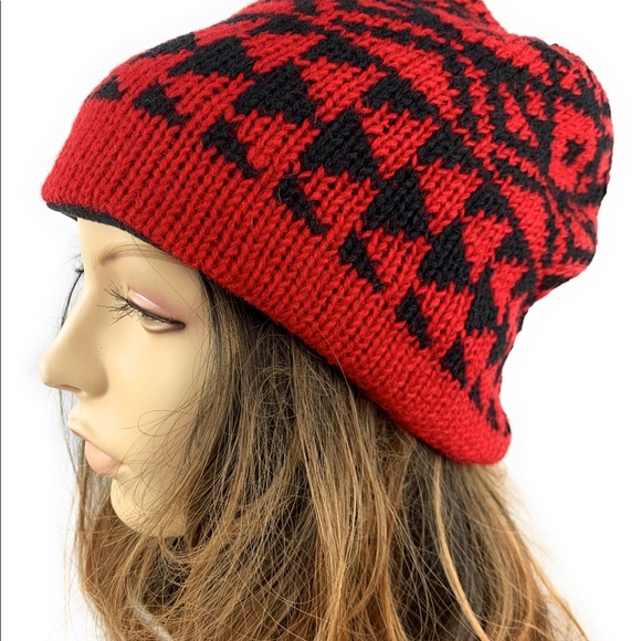 Red beanie and typing gloves set - Picture 3 of 6